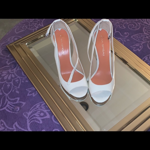 Beautiful White Shoes - Picture 4 of 11